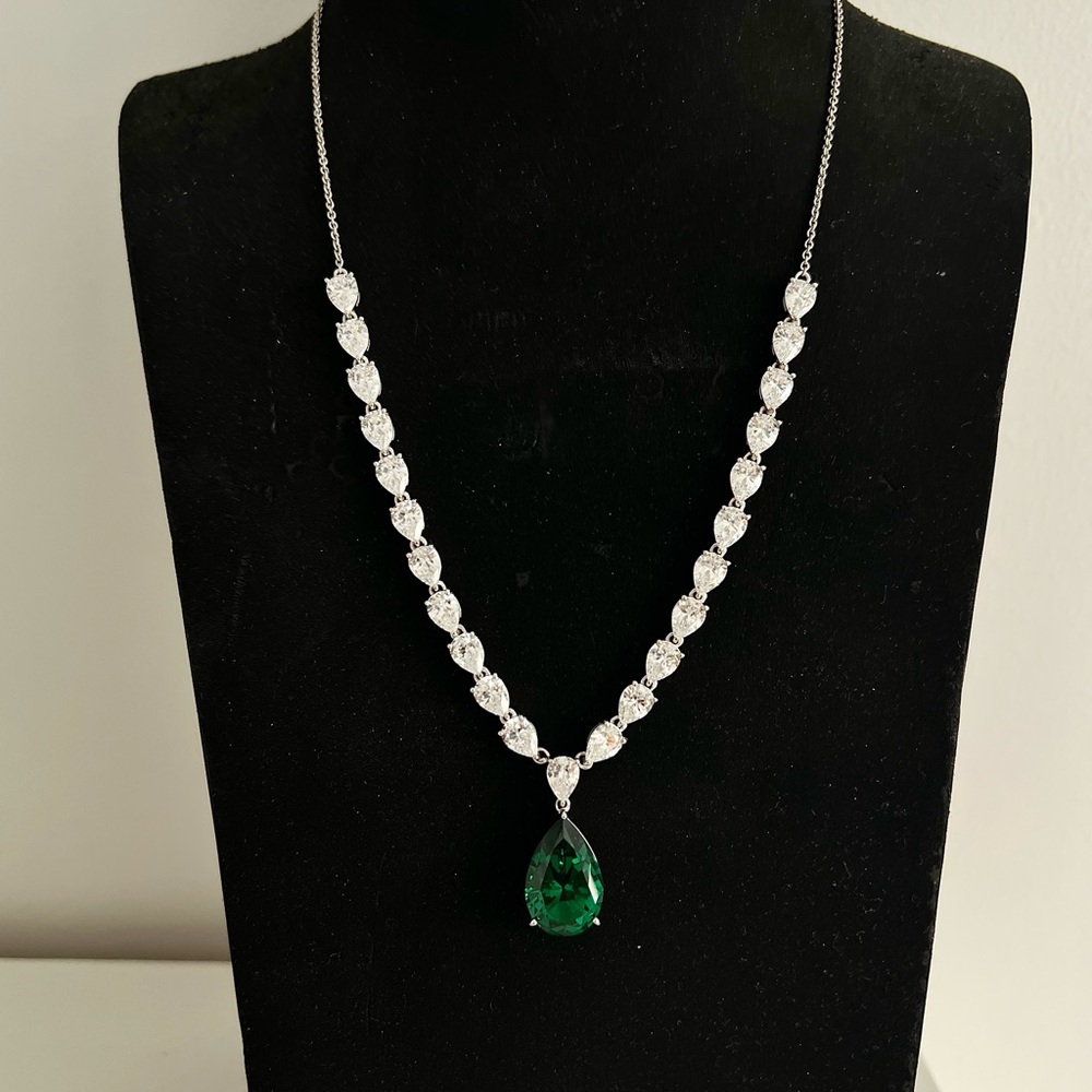 NEW Elegant Green Emerald Teardrop Necklace